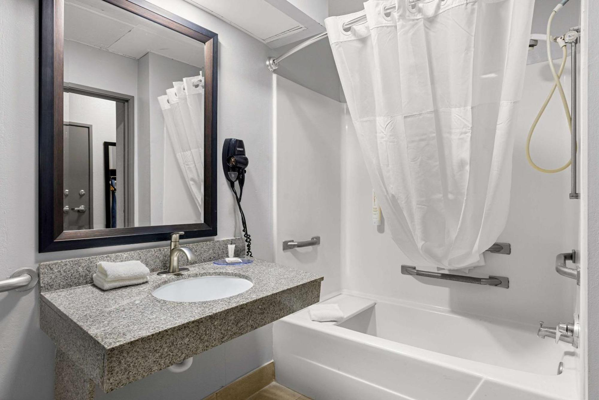 Clarion Pointe Hinesville Near Fort Stewart エクステリア 写真